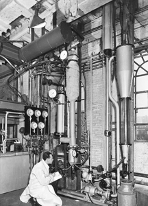 856776 Interieur van het laboratorium voor chemische techniek van Werkspoor N.V. te Amsterdam, met twee semi-technische ...
